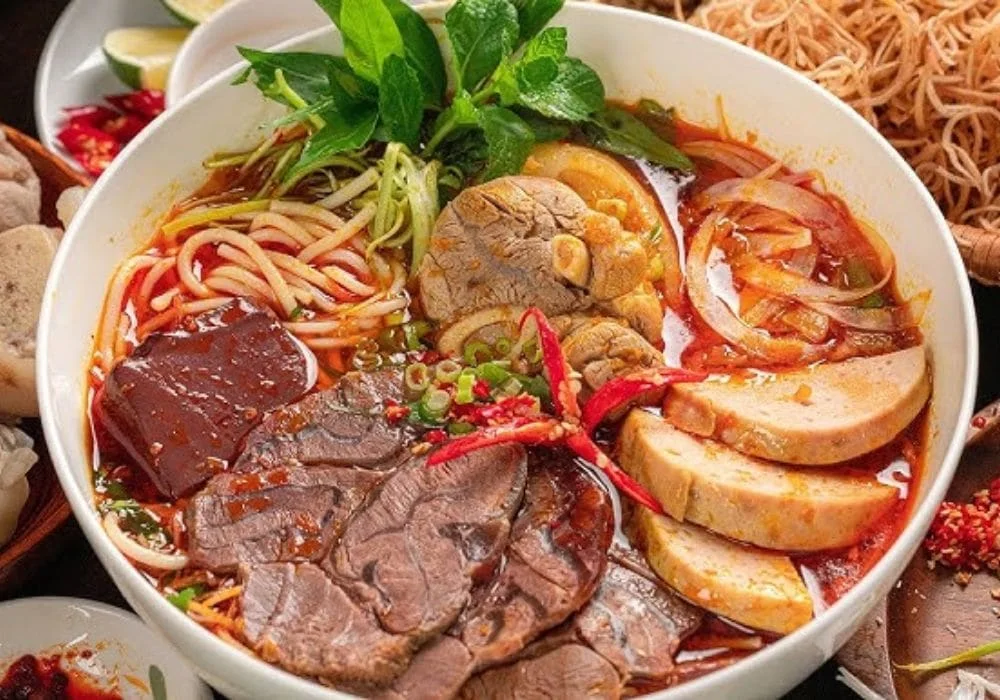 Lưu ngay 17+ quán bún bò ngon Sài Gòn, càng ăn càng mê | Green SM