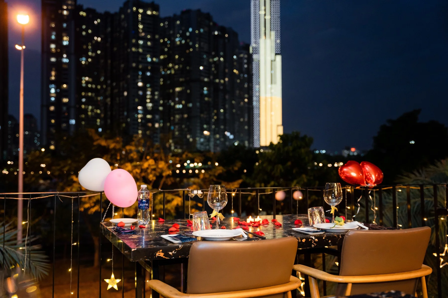 Top 6 nhà hàng ven sông nổi tiếng ở Sài Gòn – Sông – Seafood & Grill