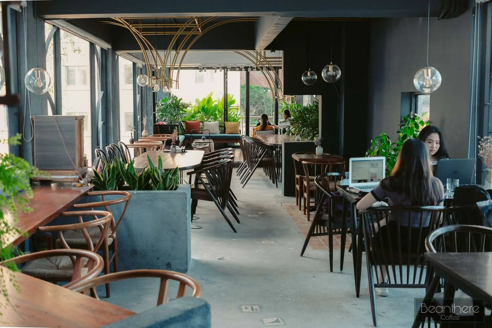 10 quán cafe yên tĩnh quận 1 - chốn thư giãn và làm việc lý tưởng