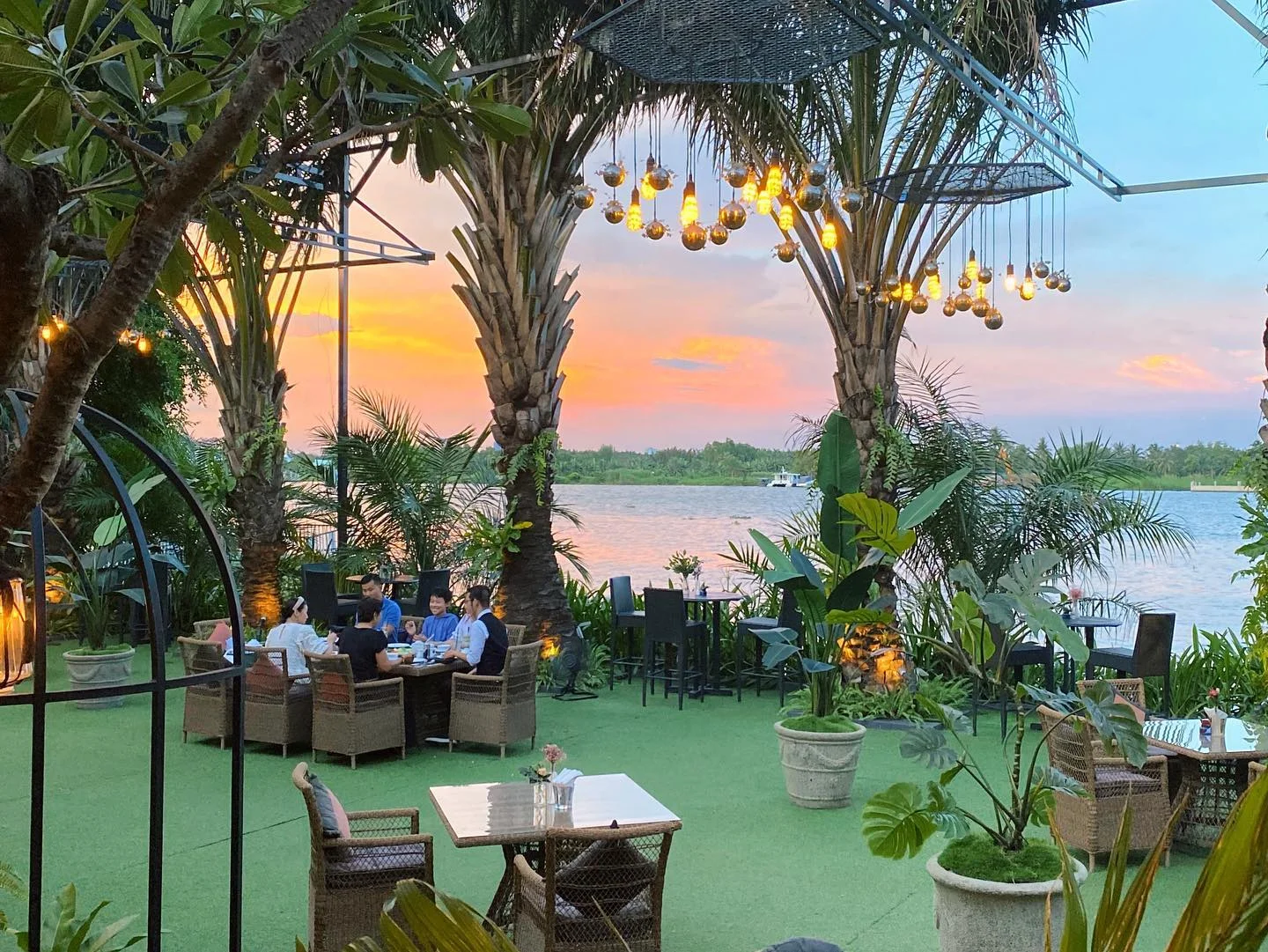 Top 10 nhà hàng bên sông view đẹp và ngon nhất Tphcm