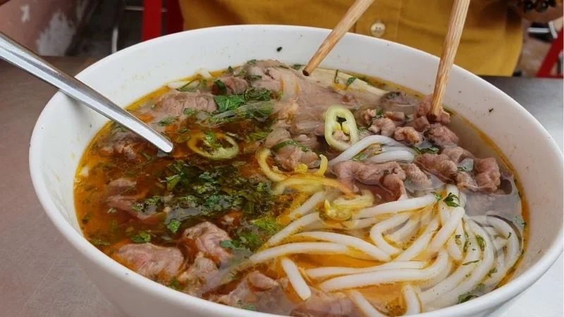 Top 10 quán bún bò huế ngon nhất, đông khách ở TP.HCM được Google đề xuất