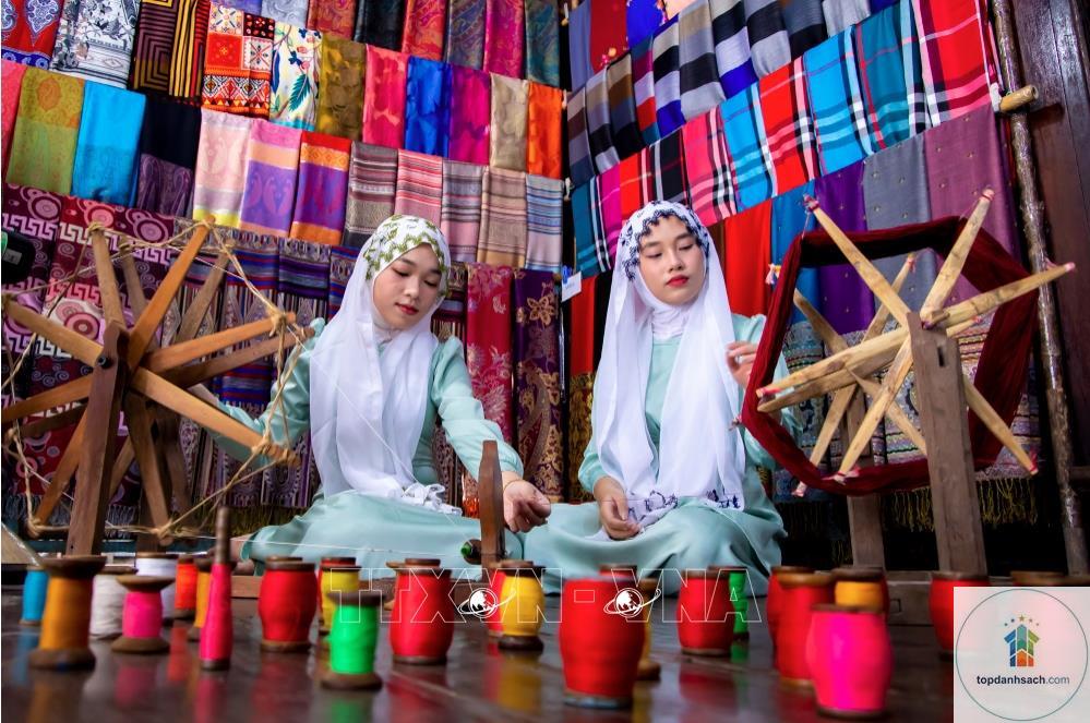 Làng nghề dệt thổ cẩm Châu Phong