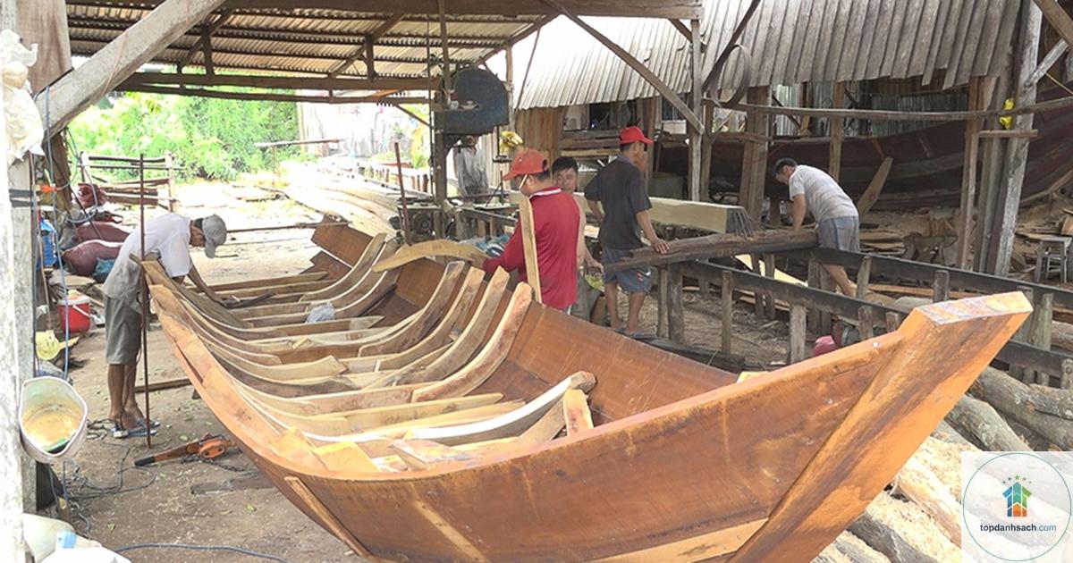 Làng nghề đóng xuồng ghe Long Hậu - Hình 4